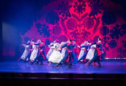 Grupa tancerzy w kostiumach wilanowskich wchodzący na scenę