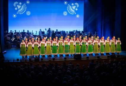 Chór w kostiumach kurpiowskich podczas występu