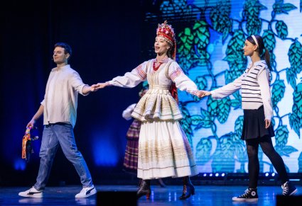 Zbliżenie na aktorów i artystkę w weselnym kostiumie krzczonowskim