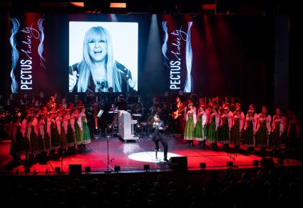 Zespół Pectus na scenie wraz z chórem zespołu Mazowsze w kostiumach kurpiowskich,