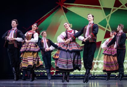 Zbliżenie na pary taneczne w kostiumach krzczonowskich podczas tańca