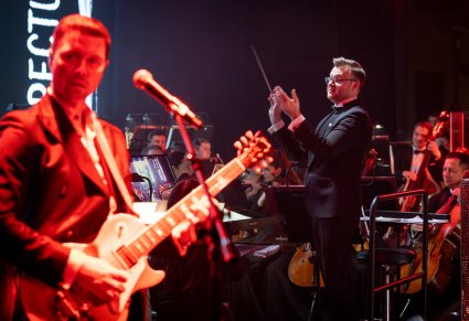 Zbliżenie na dyrygenta podczas koncertu