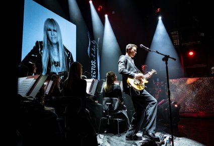 Zbliżenie na gitarzystę zespołu Pectus podczas koncertu