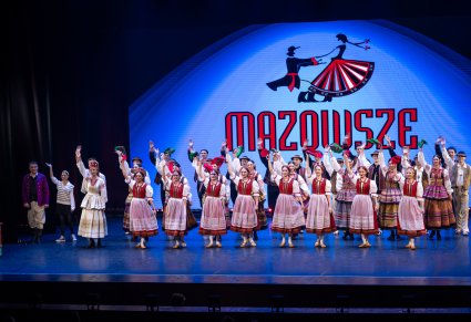 Artyści i aktorzy w ukłonach końcowych