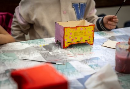 Zbliżenie na skrzynię wilamowską pomalowaną przez dziecko na warsztatach