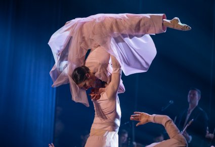 Zbliżenie na parę taneczną w figurze tanecznej