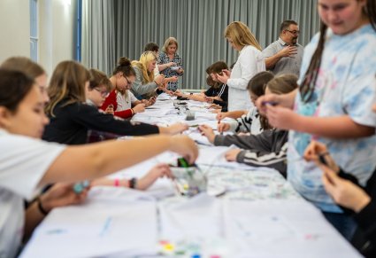 Dzieci podczas warsztatów dekorowania fartuszków kuchennych