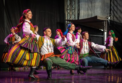 Zbliżenie na pary taneczne w figurach tanecznych