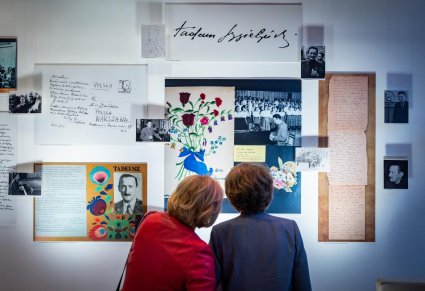 Dwie kobiety oglądające wystawę