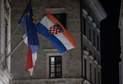 Zawieszone trzy flagi na budynku. Flaga Polski, flaga Chorwacji, Flaga Unii Europejskiej
