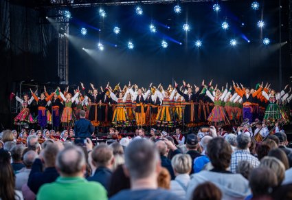 Artyści baletu w kostiumach łowickich i sannickich na poczatku koncertu