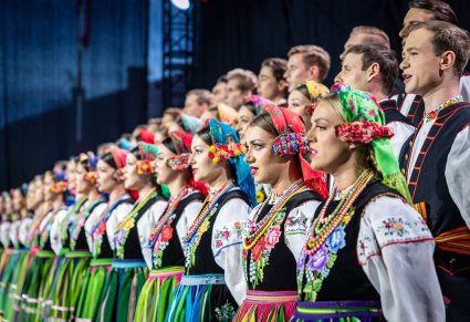 Chór w kostiumach łowickich, pokazany z perspektywy