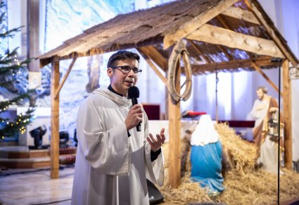 Ksiądz Proboszcz podczas przemówienia przed koncertem