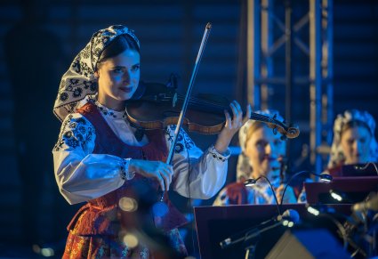 Zbliżenie na skrzypaczkę podczas koncertu