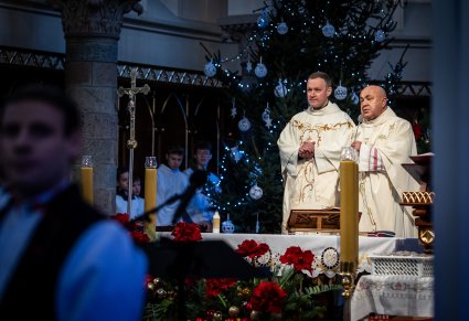 Duchowni w kościele przed koncertem