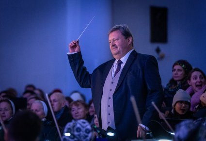 Zbliżenie na dyrygenta podczas koncertu