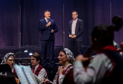 Wicemarszałek i burmistrz przemawiający przed koncertem na scenie