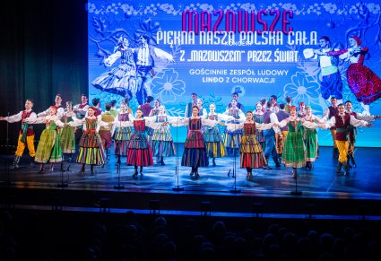 Artyści w kostiumach opoczyńskich otwierający koncert