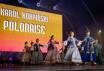 Artyści w kontuszach na scenie podczas wykonywania choreografii tanecznej