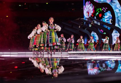 Artystki w kostiumach łowickich podczas koncertu na PGE Narodowy