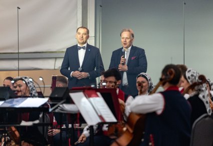 Przemawiający na scenie gospodarze koncertu