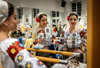 Artystki baletu Mołdawii przeglądające się w lustrze