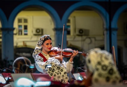 Zbliżenie na Skrzypaczkę z Orkiestry