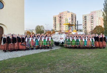 Chór i orkiestra przed kościołem