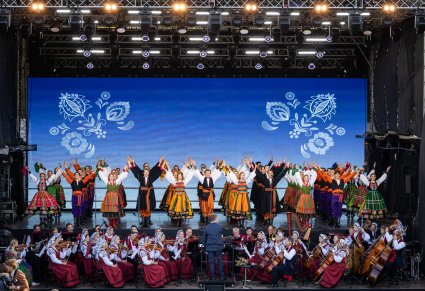 Artyści w kostiumach ludowych podczas finałowej choreografii, Orkiestra w kostiumach wilanowskich oraz Dyrygent