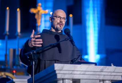 Duchowny wygłaszający przemówienie podczas koncertu w Bazylice Niepokalanej Wszechpośredniczki Łask w Niepokalanowie