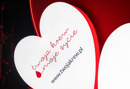 Podświetlane elementy scenografii Gali podsumowującej ogólnopolską kampanię społeczną " Twoja krew , Twoje życie"