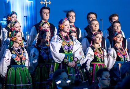 Zbliżenie na chór podczas koncertu w Bazylice Niepokalanej Wszechpośredniczki Łask w Niepokalanowie