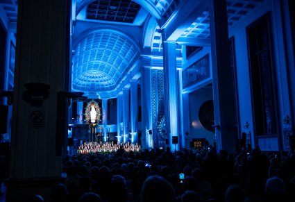 Widownia i chór podczas koncertu w Bazylice Niepokalanej Wszechpośredniczki Łask w Niepokalanowie