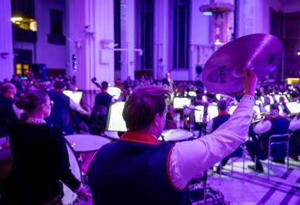 Zbliżenie na artystów orkiestry podczas koncertu w Bazylice Niepokalanej Wszechpośredniczki Łask w Niepokalanowie