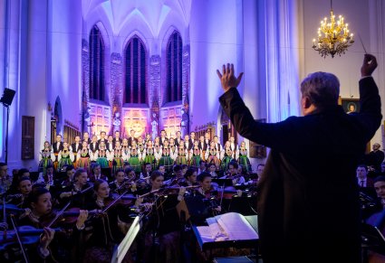 Chór i orkiestra Zespołu "Mazowsze" w trakcie występu w Kościele pw. św. Kazimierza w Pruszkowie