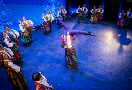 Para taneczna w kostiumie opoczyńskim w figurze tanecznej na scenie