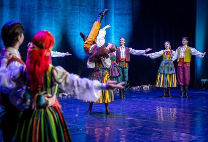 Tancerze w kostiumach opoczyńskich w figurach tanecznych