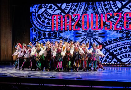 Tancerze w kostiumach opoczyńskich otwierający koncert