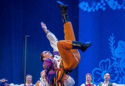 Zbliżenie na parę taneczną w kostiumach opoczyńskich podczas akrobacji tanecznej