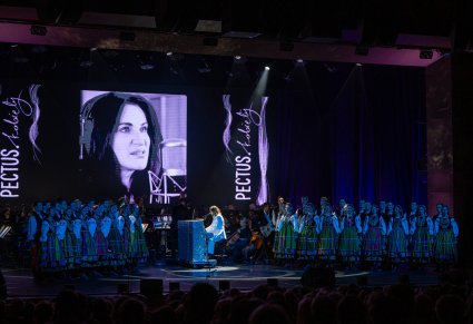 Koncert zespołu Pectus z chórem Mazowsza z widoczną widownią