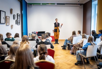 Artyści zespołu "Mazowsze" prowadzący warsztaty wokalne, widoczne dzieci