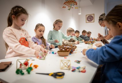 Dzieci wykonujące pająki lubelskie podczas warsztatów