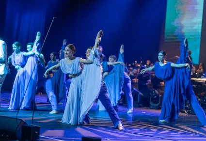 Tancerze w figurach tanecznych na scenie