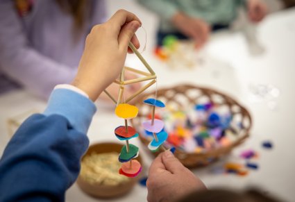 Zbliżenie na pająka lubelskiego wykonanego przez dziecko na warsztatach