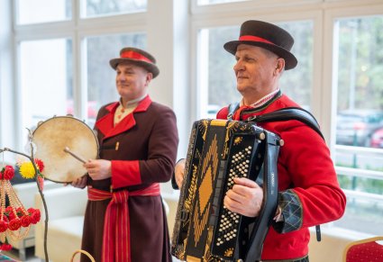 Zbliżenie na artystów grających na regionalnych instrumentach