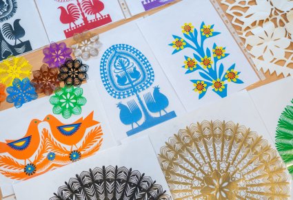 Kolorowe wycinanki ludowe leżące na stole