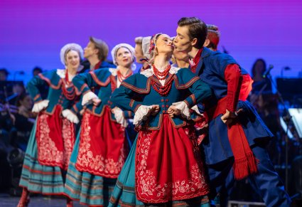 Tancerze w kostiumach kujawskich na scenie