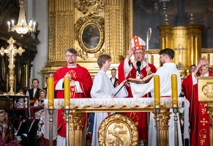 Arcybiskup wraz z duchownymi i ministrantami w trakcie odprawiania Mszy Świętej