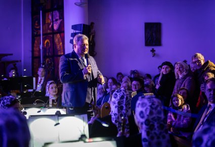 Dyrektor Zespołu "Mazowsze" przemawiający przed koncertem w kościele