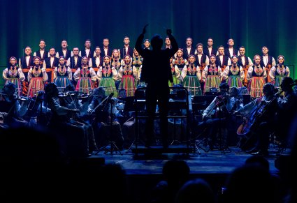 Chór, orkiestra i dyrygent podczas koncertu